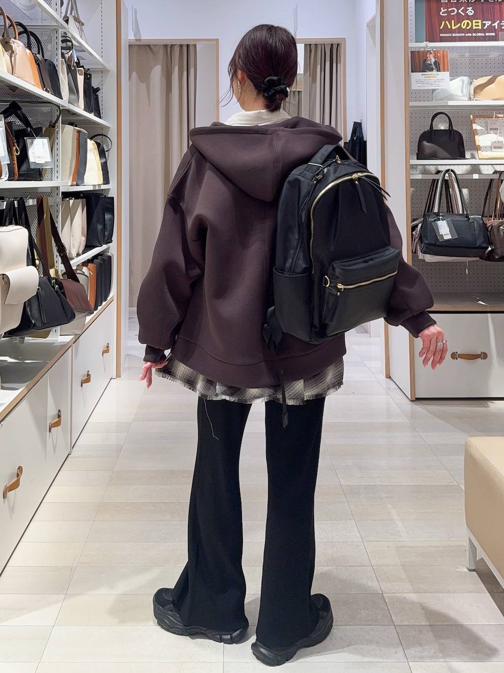 ベージュ系のシャツ/ブラウス、ブラック系のスニーカー、ブラック系のバックパック/リュックを着用したレディースの春コーディネートの4枚目の写真