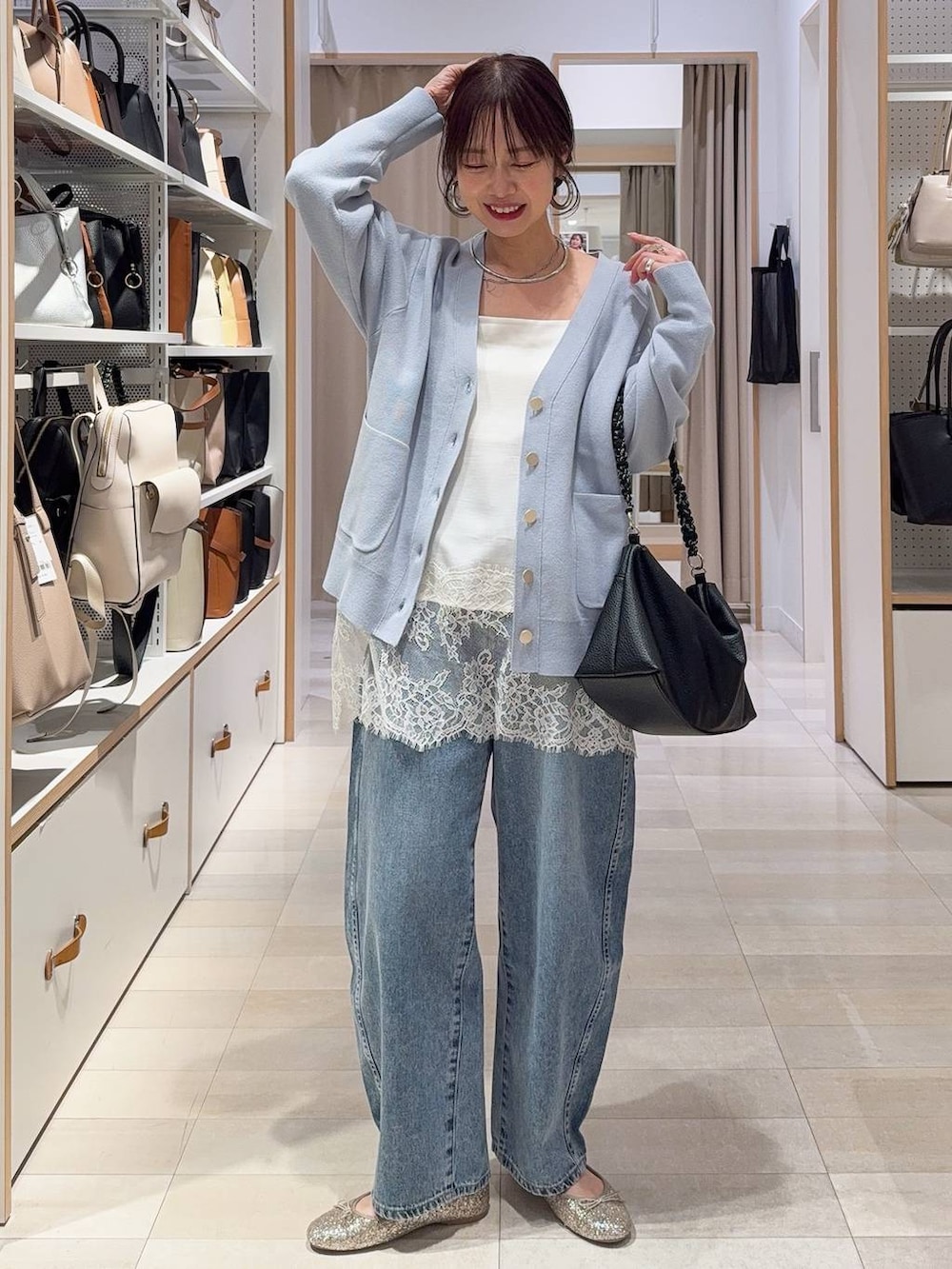 ブルー系のデニムパンツ、ブルー系のデニムパンツ、ブルー系のニット/セーターを着用したレディースの春コーディネートの2枚目の写真