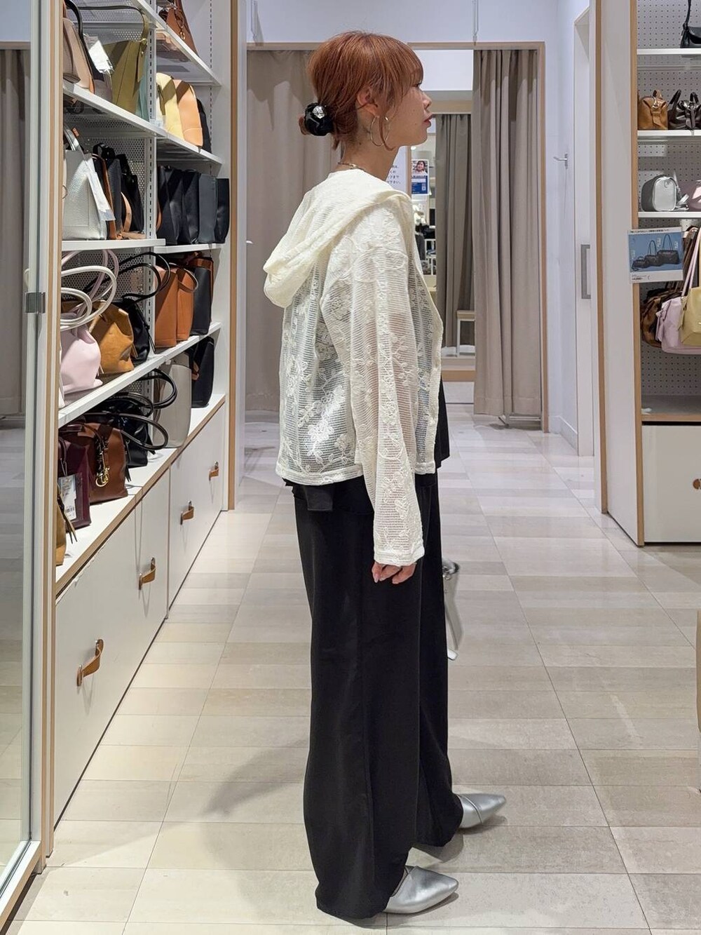 シルバー系のショルダーバッグ、シルバー系のパンプス、ホワイト系のTシャツ/カットソーを着用したレディースの春コーディネートの3枚目の写真