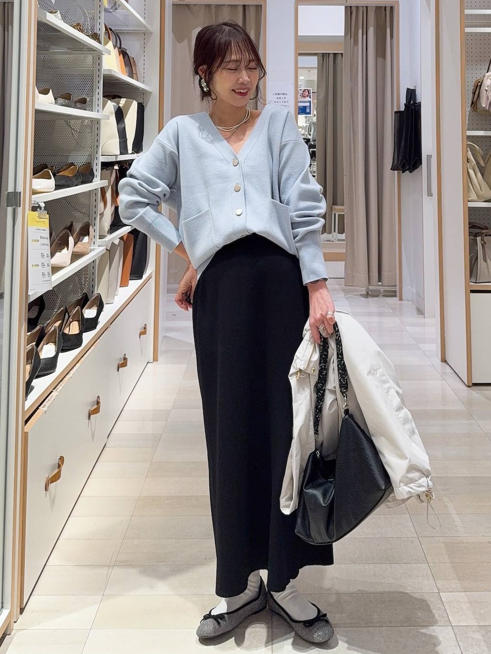 ゴールド系のバレエシューズ、ブルー系のデニムパンツ、ブルー系のカーディガン/ボレロを着用したレディースの春コーディネートの3枚目の写真