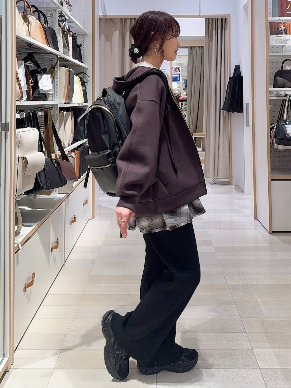 ベージュ系のシャツ/ブラウス、ブラック系のスニーカー、ブラック系のバックパック/リュックを着用したレディースの春コーディネートの3枚目の写真