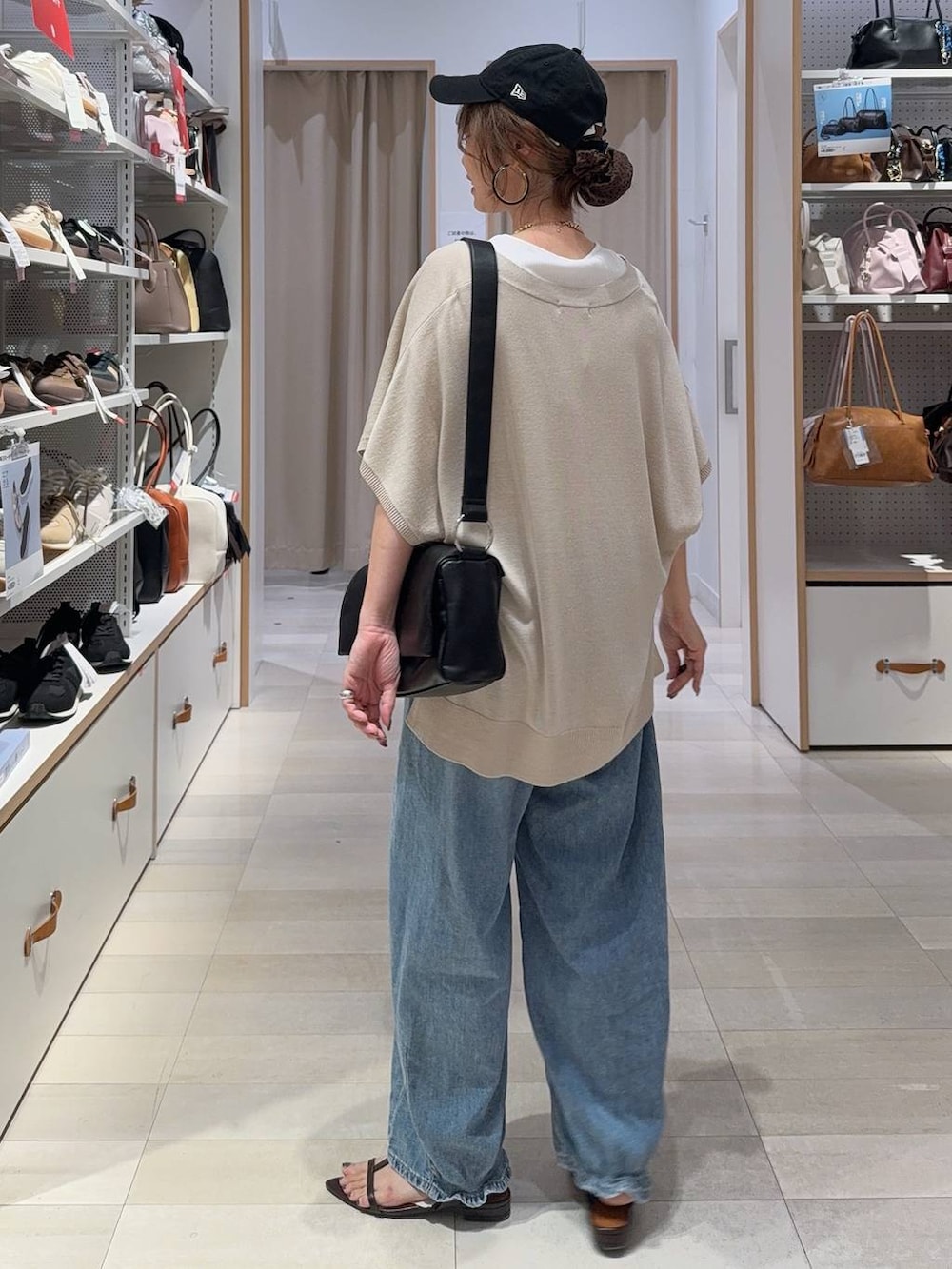 ベージュ系のカーディガン/ボレロ、ブルー系のデニムパンツ、ホワイト系のタンクトップを着用したレディースの夏コーディネートの7枚目の写真