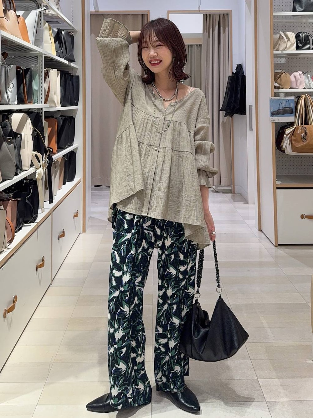 その他のパンプス、ベージュ系のその他パンツ、シルバー系のネックレスを着用したレディースの春コーディネートの6枚目の写真