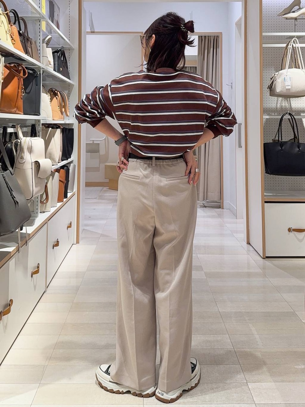 ベージュ系のテーラードジャケット、ベージュ系のその他パンツ、ブラウン系のTシャツ/カットソーを着用したレディースの冬コーディネートの9枚目の写真