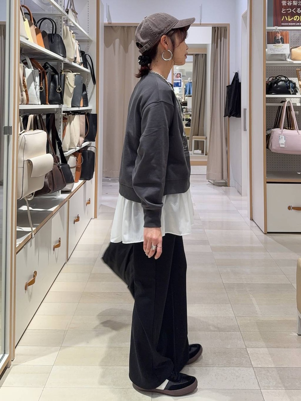 ブラック系のトートバッグ、ホワイト系のTシャツ/カットソー、ブラック系のスウェットを着用したレディースの春コーディネートの8枚目の写真