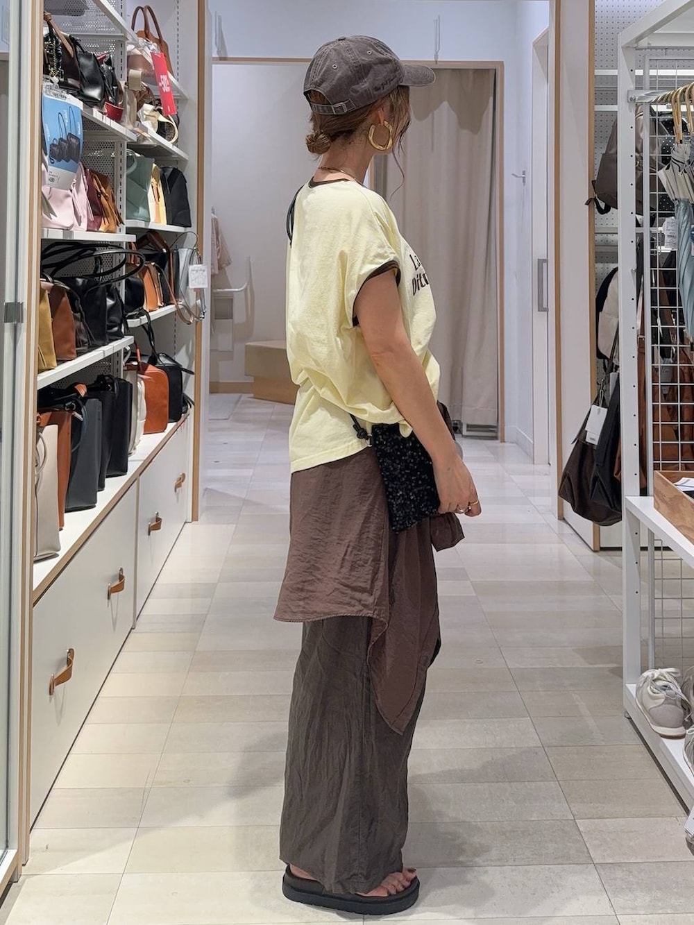ブラウン系のその他パンツ、ブラウン系のシャツ/ブラウス、ブラウン系のサンダルを着用したレディースの夏コーディネートの6枚目の写真