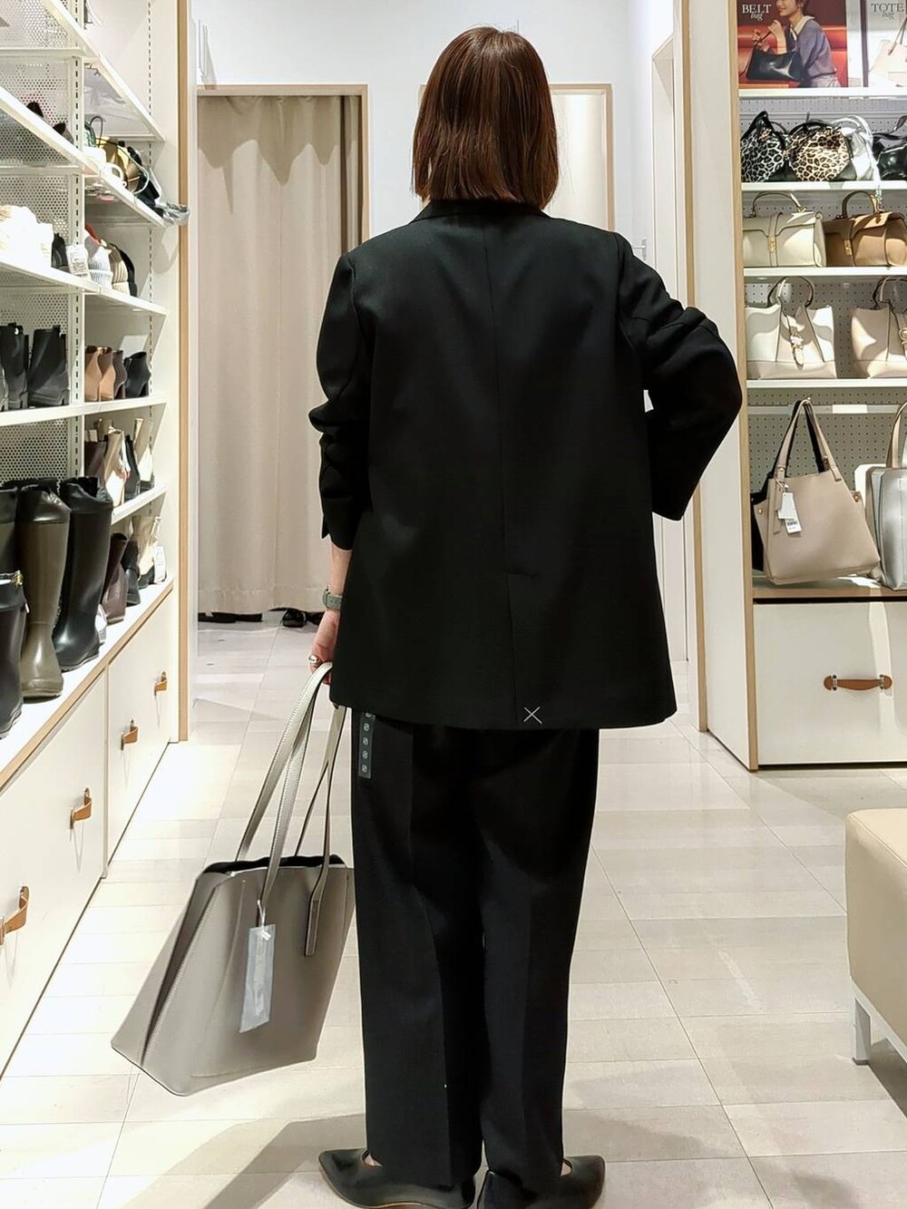 シルバー系のトートバッグ、ベージュ系のニット/セーター、ブラック系のその他パンツを着用したレディースの春コーディネートの6枚目の写真