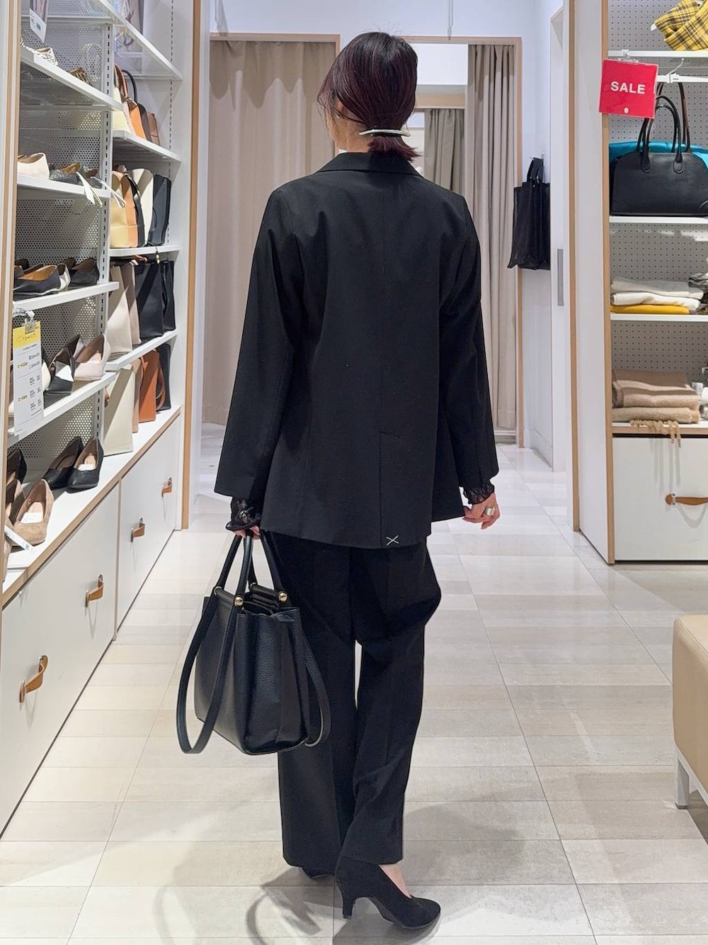 その他のパンプス、ブラック系のキャミソール、ブラック系のTシャツ/カットソーを着用したレディースの冬コーディネートの6枚目の写真