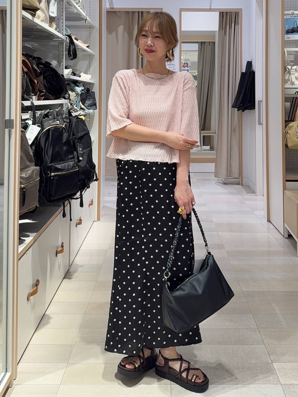 ホワイト系のその他パンツ、シルバー系のネックレス、ブラック系のキャップを着用したレディースの春コーディネートの9枚目の写真