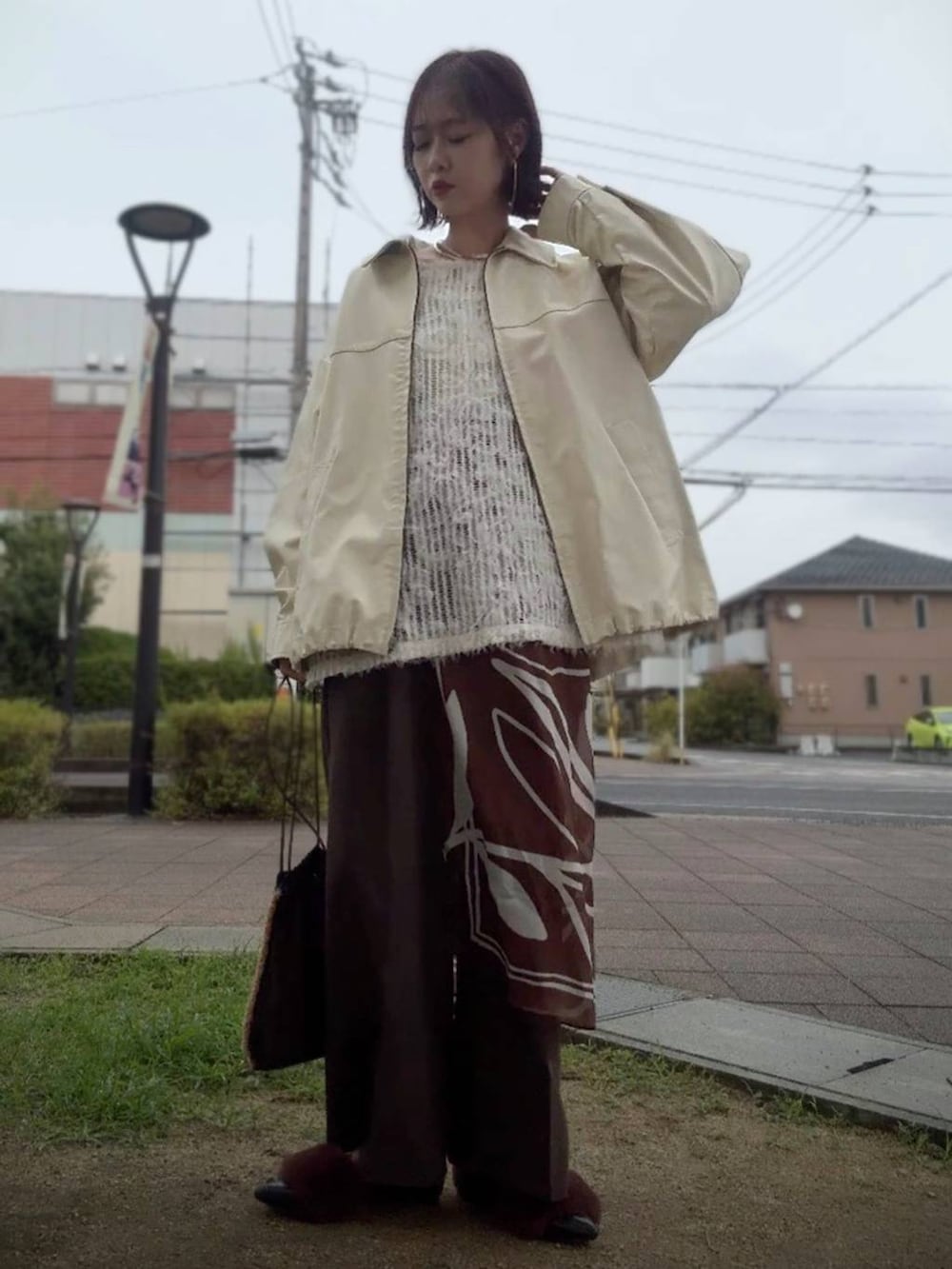 ホワイト系のTシャツ/カットソー、ベージュ系のキャミソール、ホワイト系のブルゾンを着用したレディースの秋コーディネートの2枚目の写真