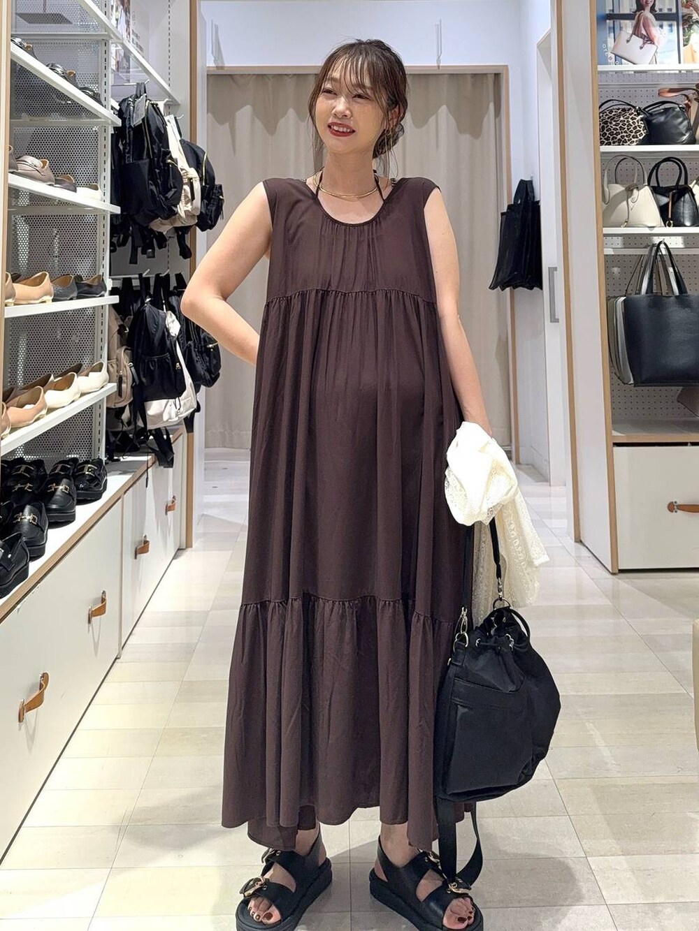 ブラック系のキャミソール、ブラック系のショルダーバッグ、グレー系のTシャツ/カットソーを着用したレディースの夏コーディネートの2枚目の写真