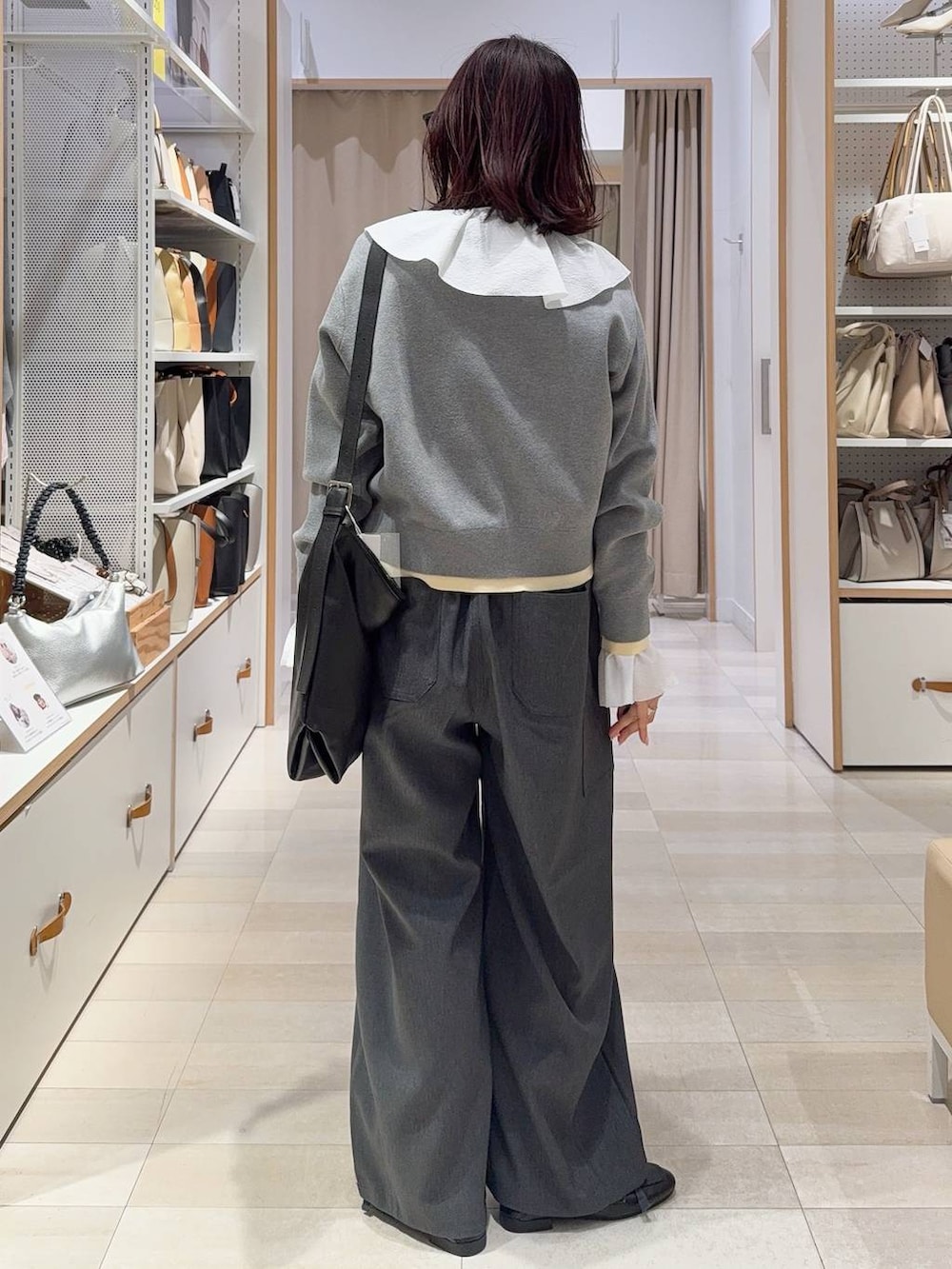 ブラック系のローファー、グレー系のカーディガン/ボレロ、ホワイト系のシャツ/ブラウスを着用したレディースの冬コーディネートの9枚目の写真