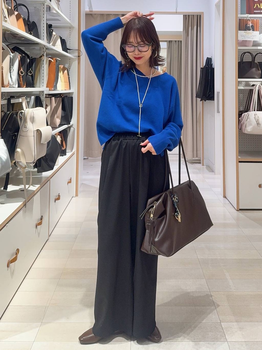 その他のショルダーバッグ、その他のパンプス、ブラウン系のニット/セーターを着用したレディースの春コーディネートの4枚目の写真