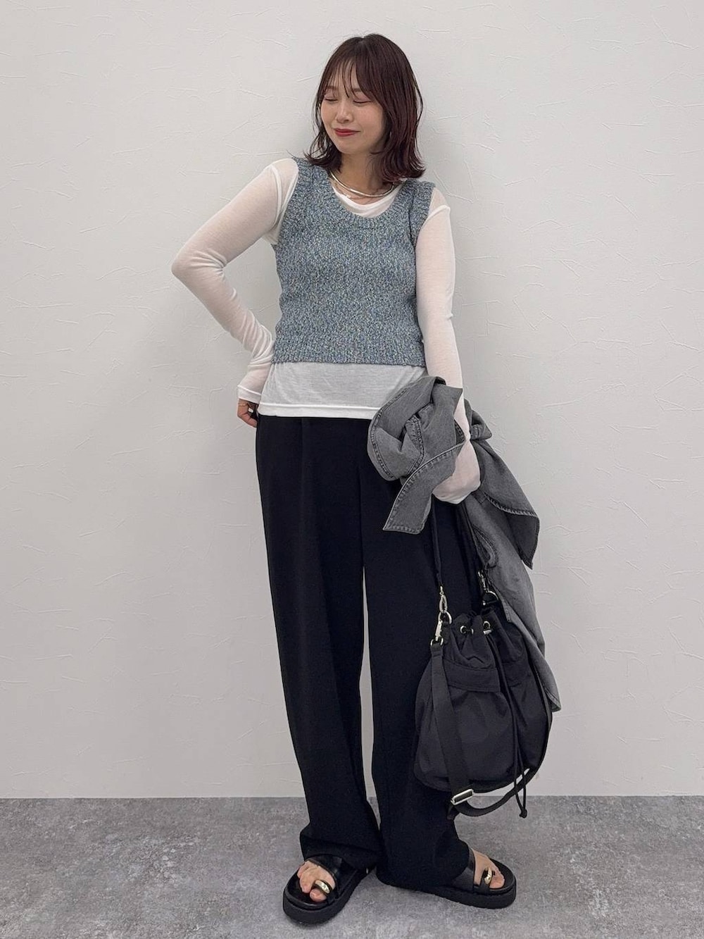 ブラック系のショルダーバッグ、ブラック系のその他パンツ、シルバー系のネックレスを着用したレディースの春コーディネートの2枚目の写真