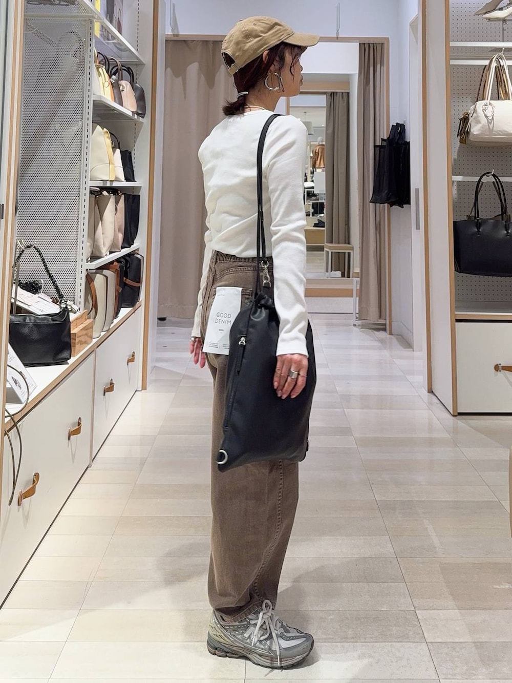 ベージュ系のハットを着用したレディースの冬コーディネートの5枚目の写真