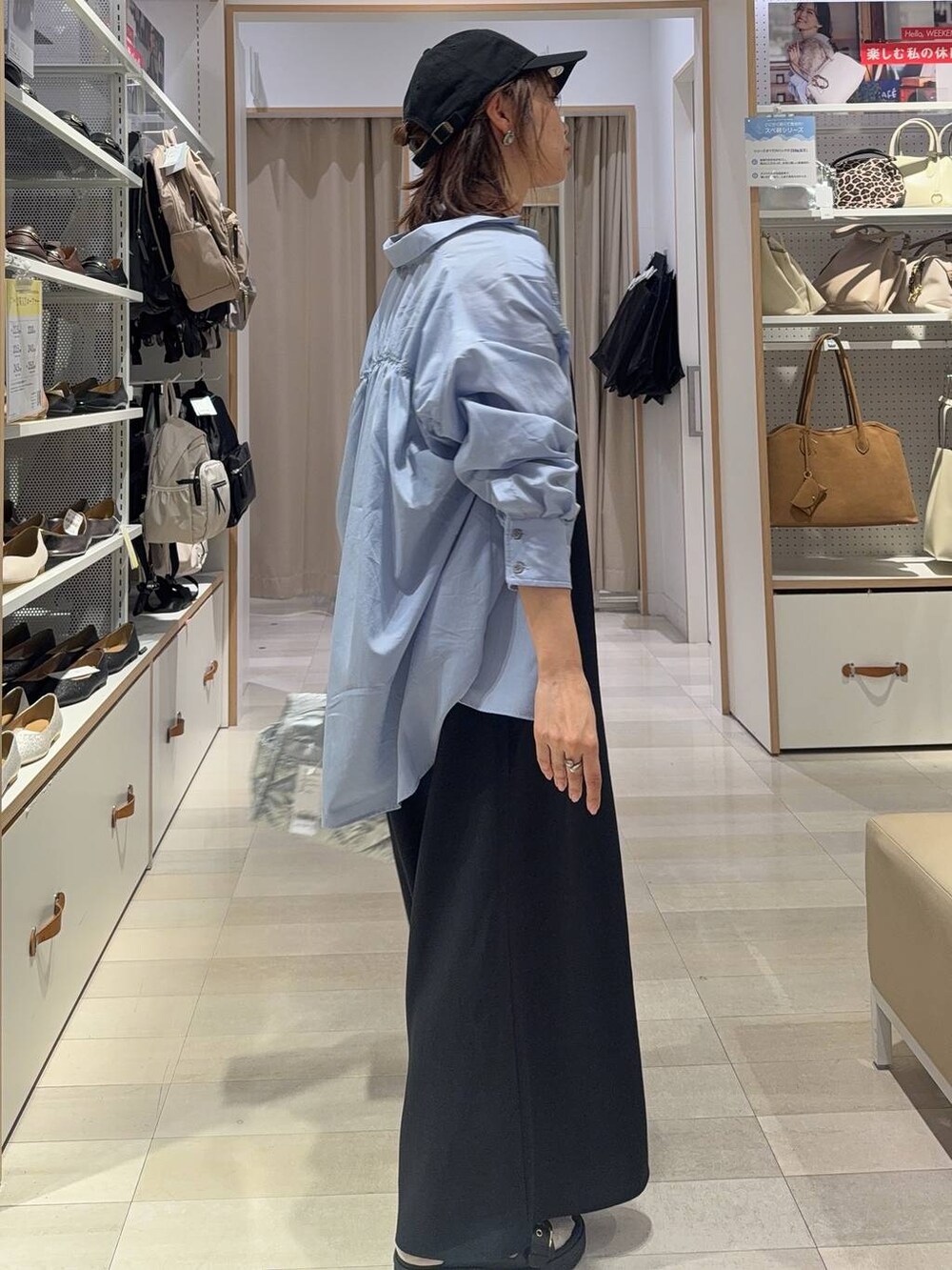 ブラック系のローファー、ブラック系のショルダーバッグ、ホワイト系のキャミソールを着用したレディースの秋コーディネートの5枚目の写真