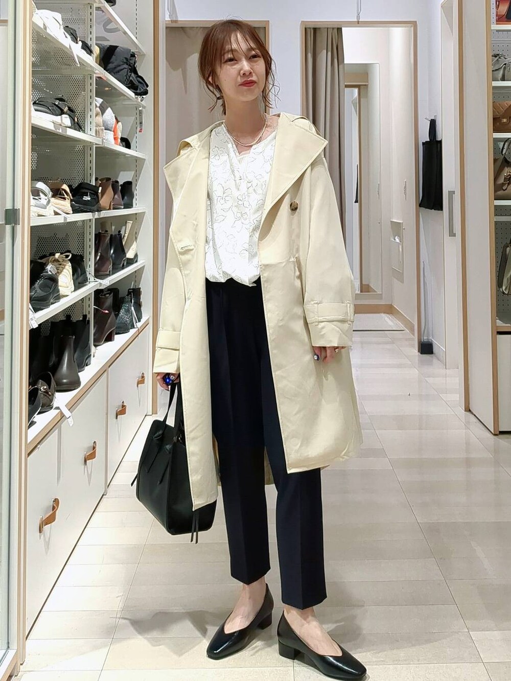 ブルー系のその他パンツ、ブラック系のショルダーバッグ、イエロー系のトレンチコートを着用したレディースの春コーディネートの2枚目の写真