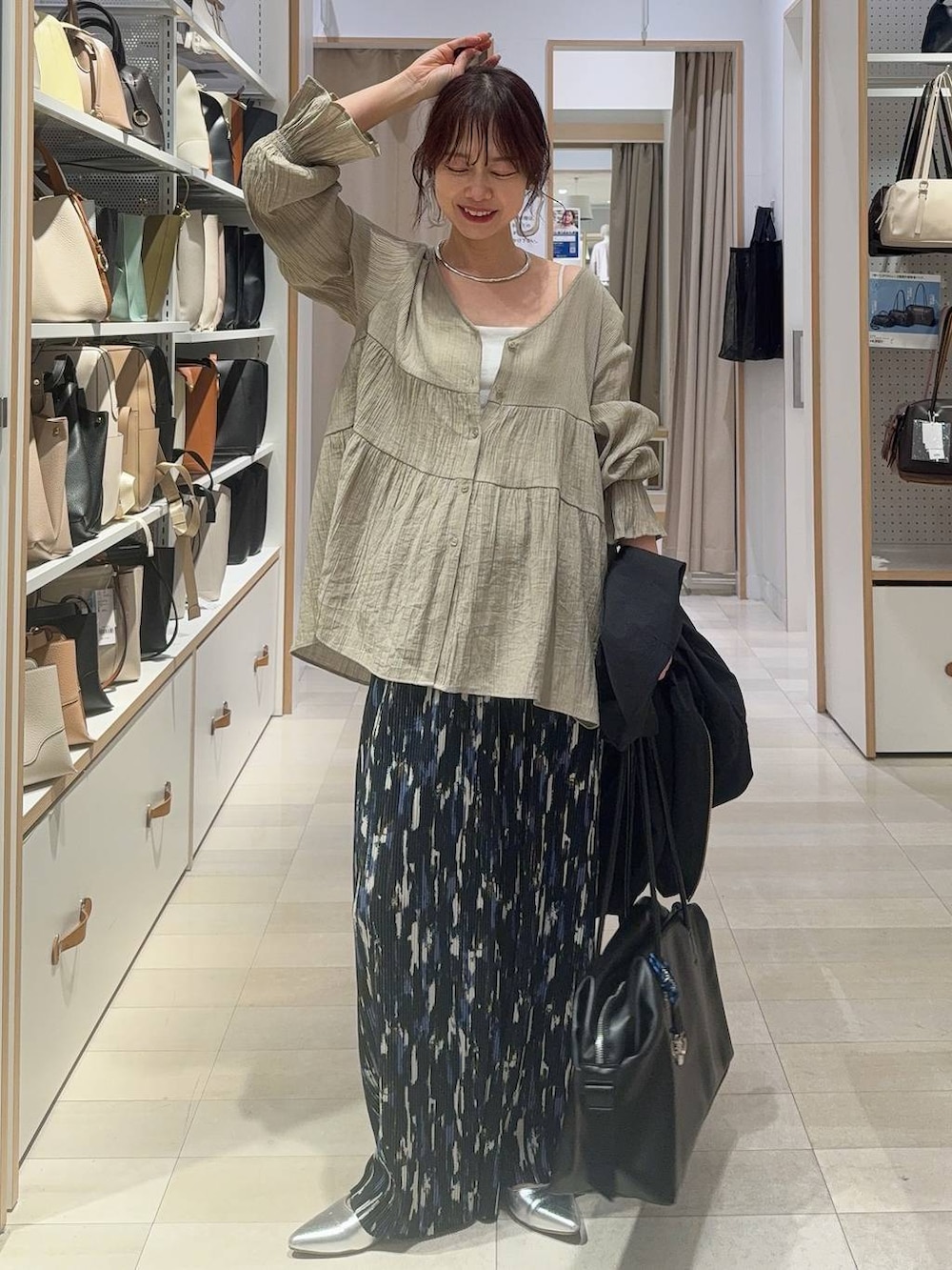 シルバー系のパンプス、ホワイト系のTシャツ/カットソー、ブルー系のデニムジャケットを着用したレディースの春コーディネートの4枚目の写真