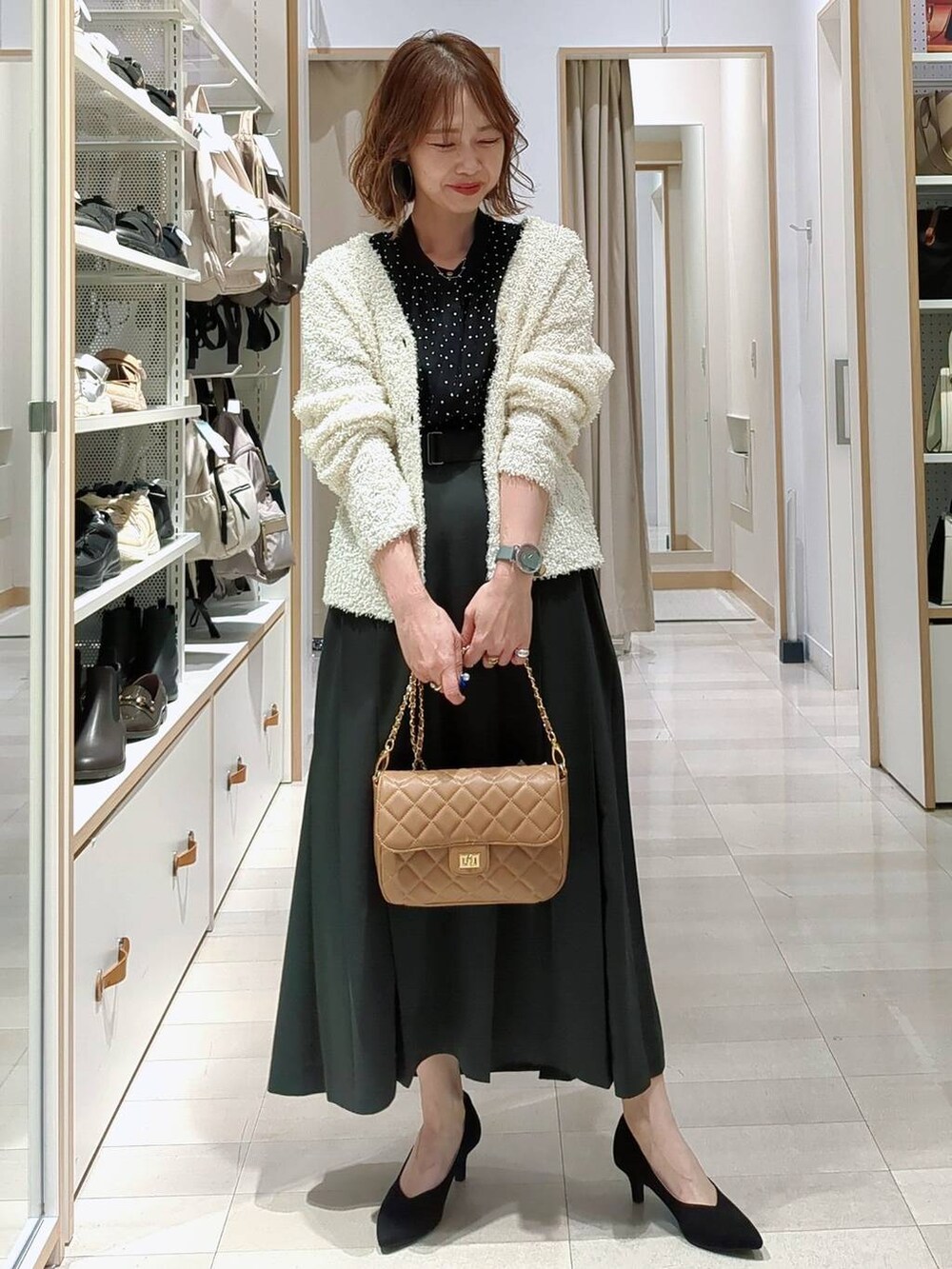 ベージュ系のショルダーバッグ、その他のパンプス、その他のシャツ/ブラウスを着用したレディースの春コーディネートの2枚目の写真