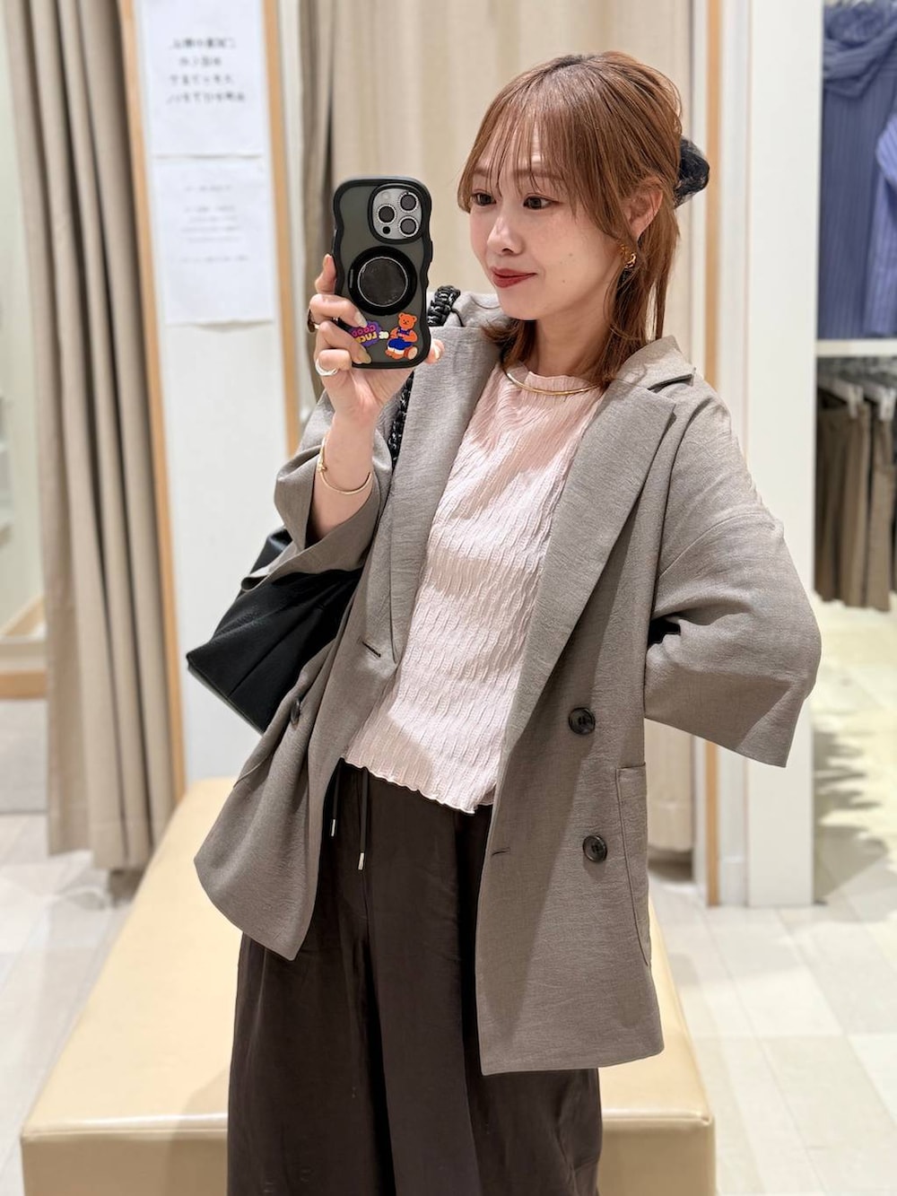その他のサンダル、ブラウン系のその他パンツ、ブラウン系のキャミソールを着用したレディースの春コーディネートの2枚目の写真