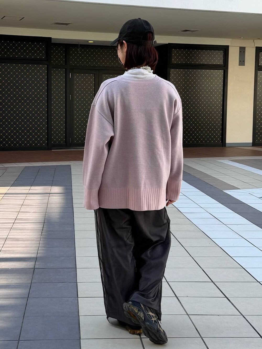 ホワイト系のTシャツ/カットソー、ブラック系のブルゾン、グレー系のその他パンツを着用したレディースの冬コーディネートの9枚目の写真