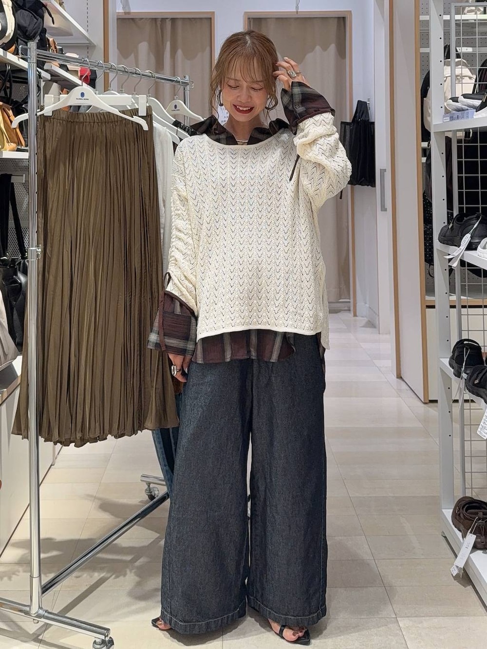 ブラウン系のサンダル、ブラック系のTシャツ/カットソー、ベージュ系のその他トップスを着用したレディースの夏コーディネートの6枚目の写真