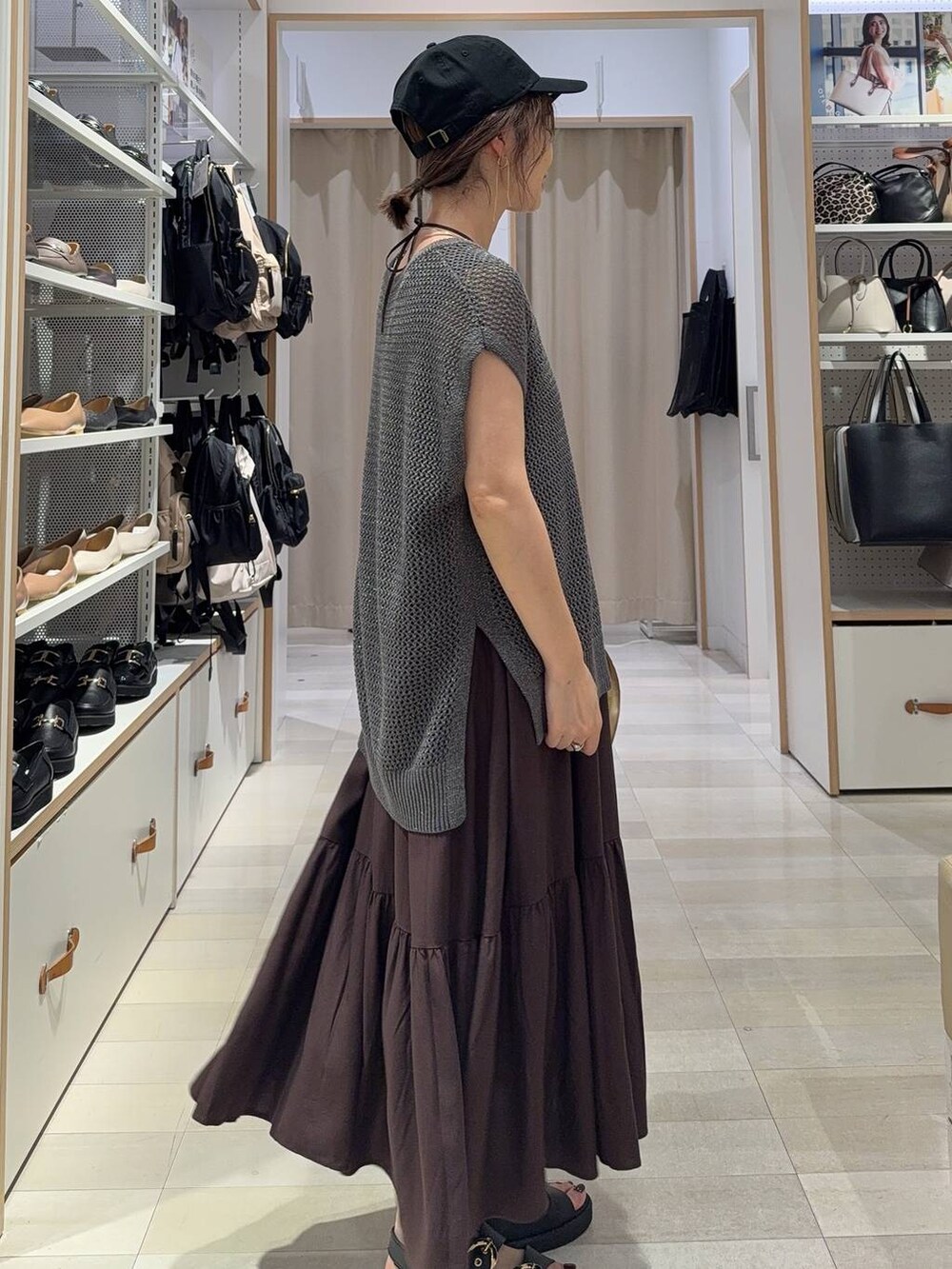 ブラック系のキャミソール、ブラック系のショルダーバッグ、グレー系のTシャツ/カットソーを着用したレディースの夏コーディネートの5枚目の写真