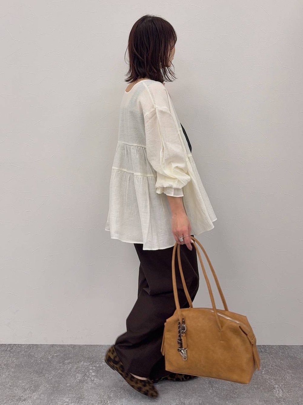 その他のパンプス、ブラウン系のボストンバッグ、ブラウン系のその他パンツを着用したレディースの春コーディネートの8枚目の写真