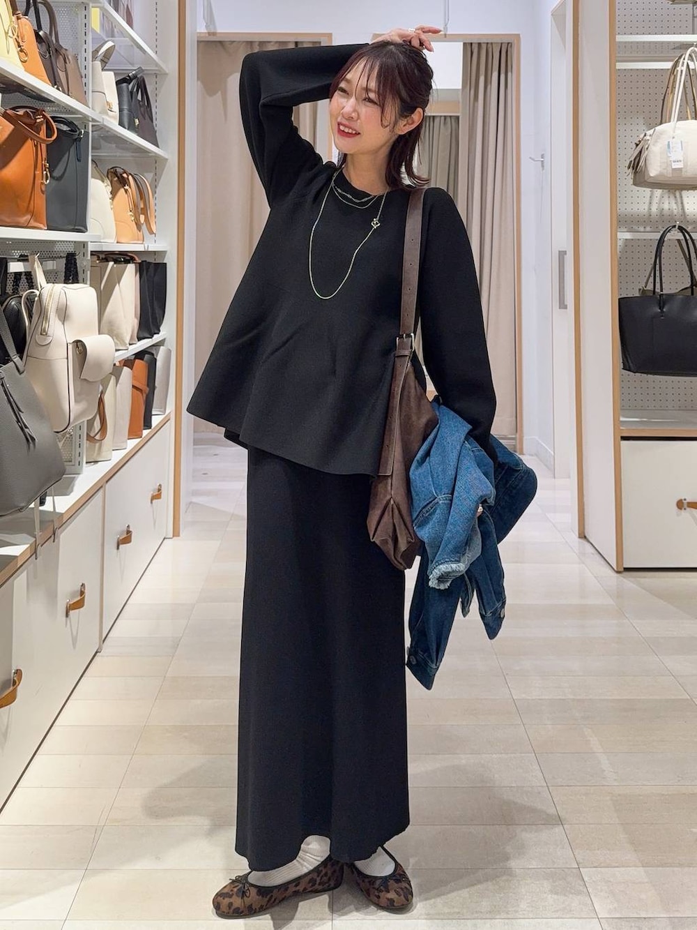 その他のパンプス、ベージュ系のその他パンツ、ベージュ系のトレンチコートを着用したレディースの冬コーディネートの3枚目の写真