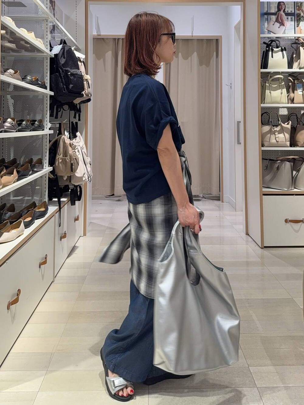 ブルー系のTシャツ/カットソー、シルバー系のサンダル、ブラック系のシャツ/ブラウスを着用したレディースの夏コーディネートの3枚目の写真