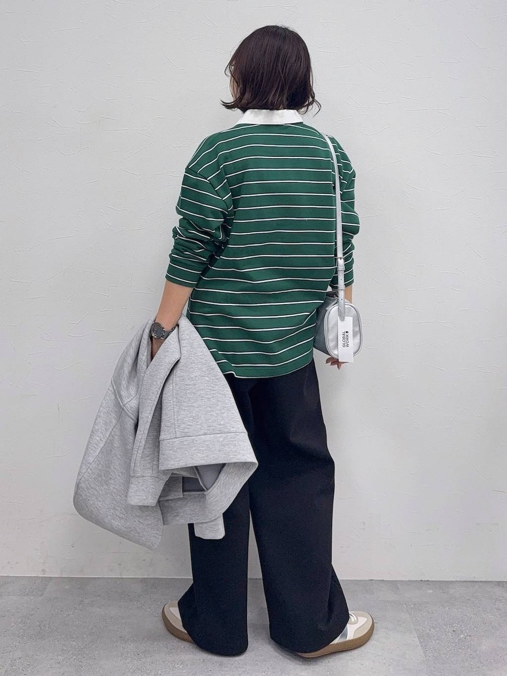 ホワイト系のスニーカー、グレー系のパーカー、ブラック系のスウェットパンツを着用したレディースの冬コーディネートの8枚目の写真