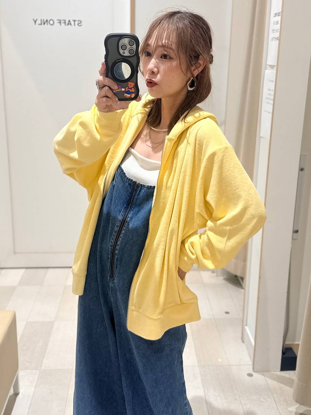 ブラック系のワンピースを着用したレディースの夏コーディネートの2枚目の写真