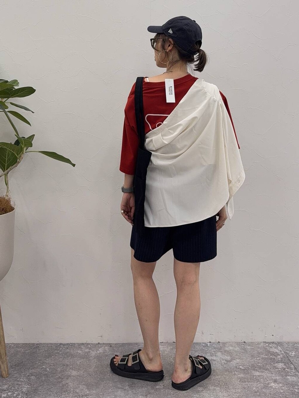 ブラック系のトートバッグ、ホワイト系のシャツ/ブラウス、ブルー系のその他パンツを着用したレディースの夏コーディネートの5枚目の写真