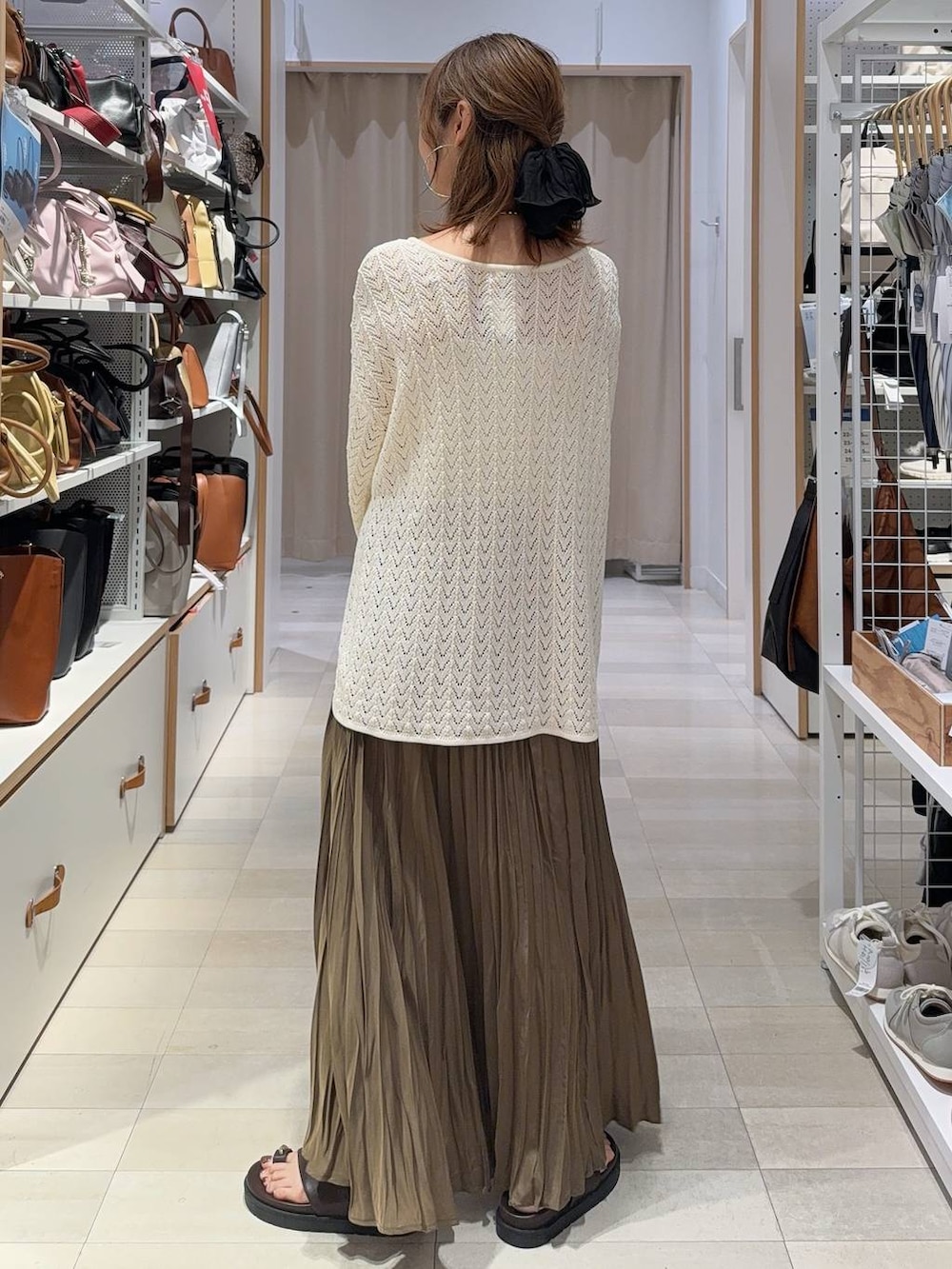 ブラウン系のサンダル、ベージュ系のその他パンツ、ブルー系のデニムパンツを着用したレディースの夏コーディネートの9枚目の写真