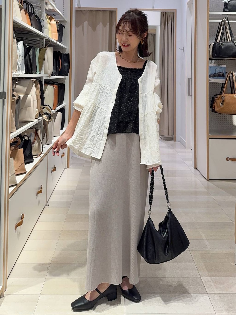 グレー系のワンピース、ベージュ系のその他パンツ、ブラック系のパーカーを着用したレディースの春コーディネートの3枚目の写真