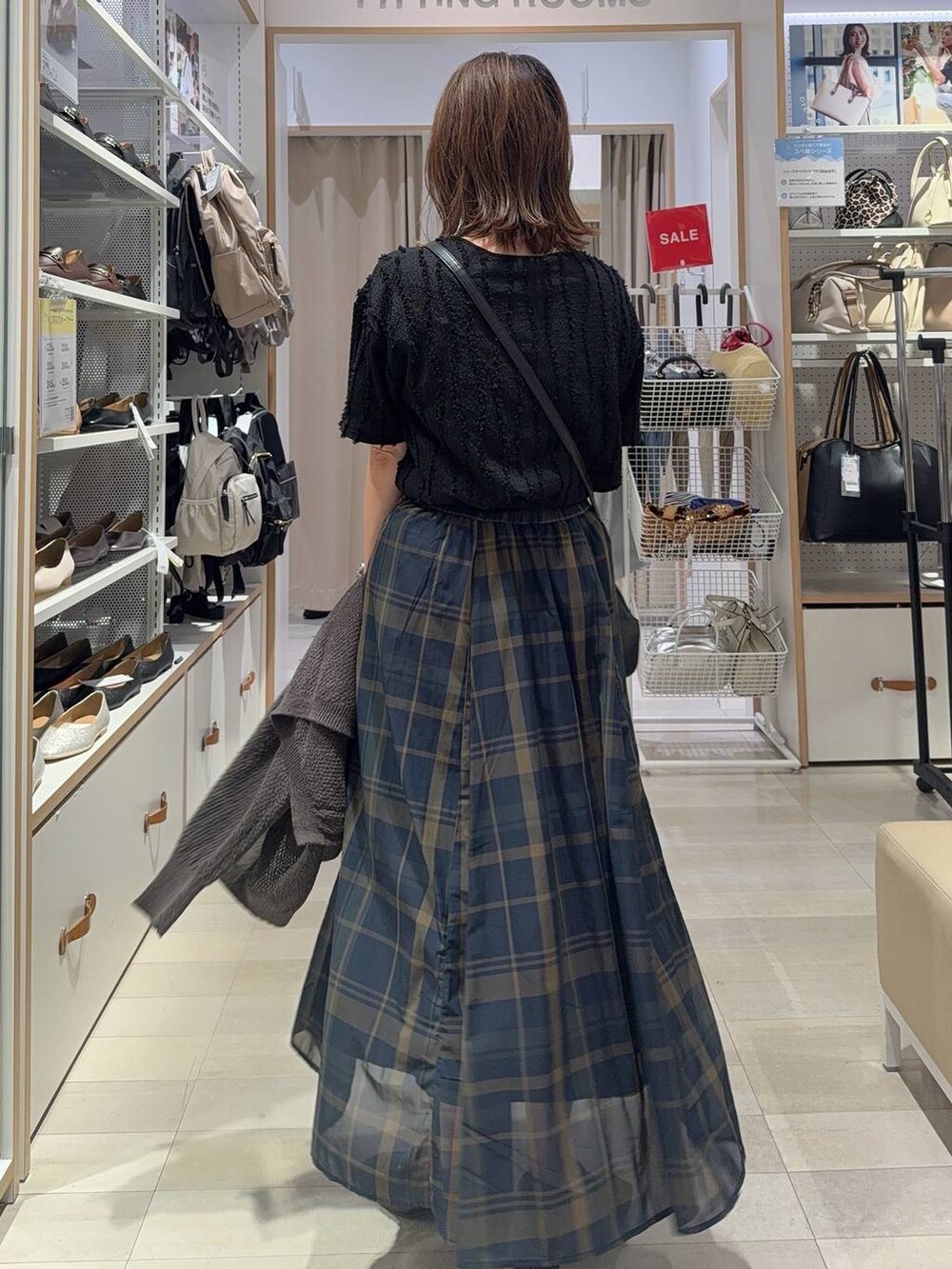 ブラック系のショルダーバッグ、ホワイト系のスニーカー、ブラック系のローファーを着用したレディースの夏コーディネートの9枚目の写真