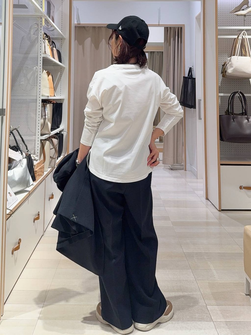 その他のショルダーバッグ、ブラウン系のその他シューズ、ブルー系のテーラードジャケットを着用したレディースの春コーディネートの9枚目の写真