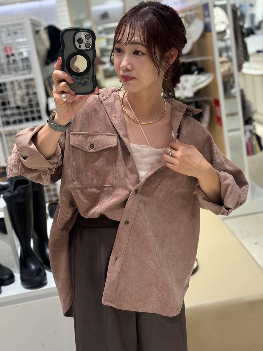 ブラック系のパンプス、ブラウン系のスラックス、ブラック系のボストンバッグを着用したレディースの秋コーディネートの2枚目の写真