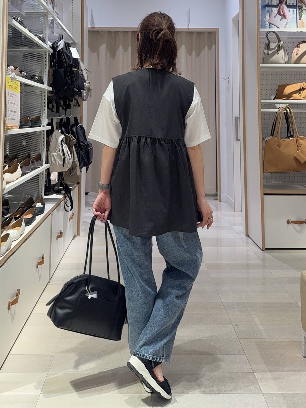 シルバー系のショルダーバッグ、ブラック系のTシャツ/カットソー、シルバー系のサンダルを着用したレディースの夏コーディネートの8枚目の写真