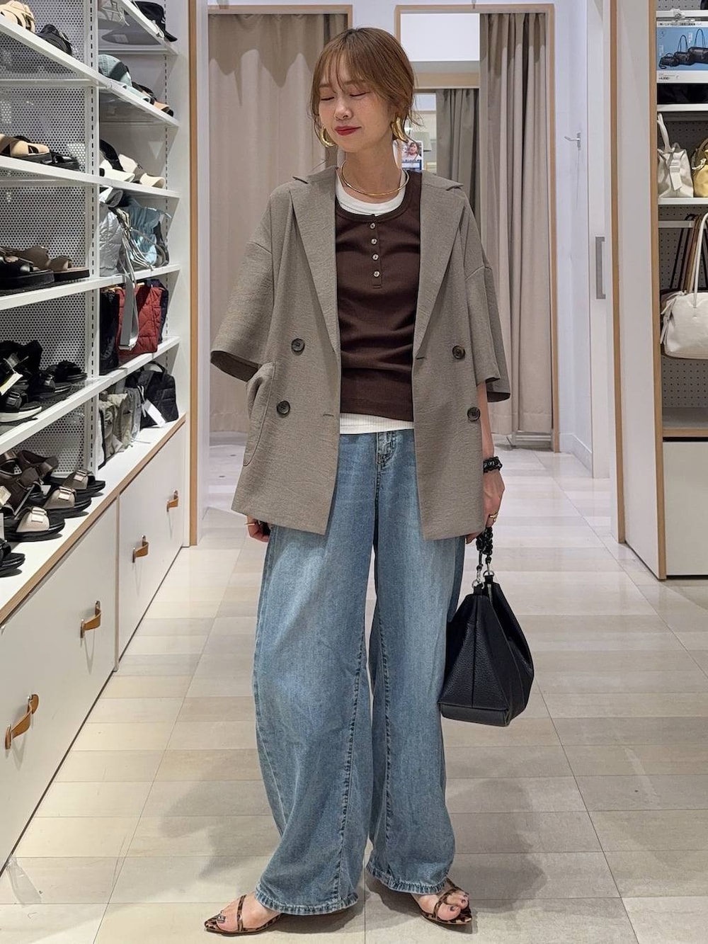 その他のサンダル、ブルー系のデニムパンツ、ブラウン系のテーラードジャケットを着用したレディースの春コーディネートの3枚目の写真