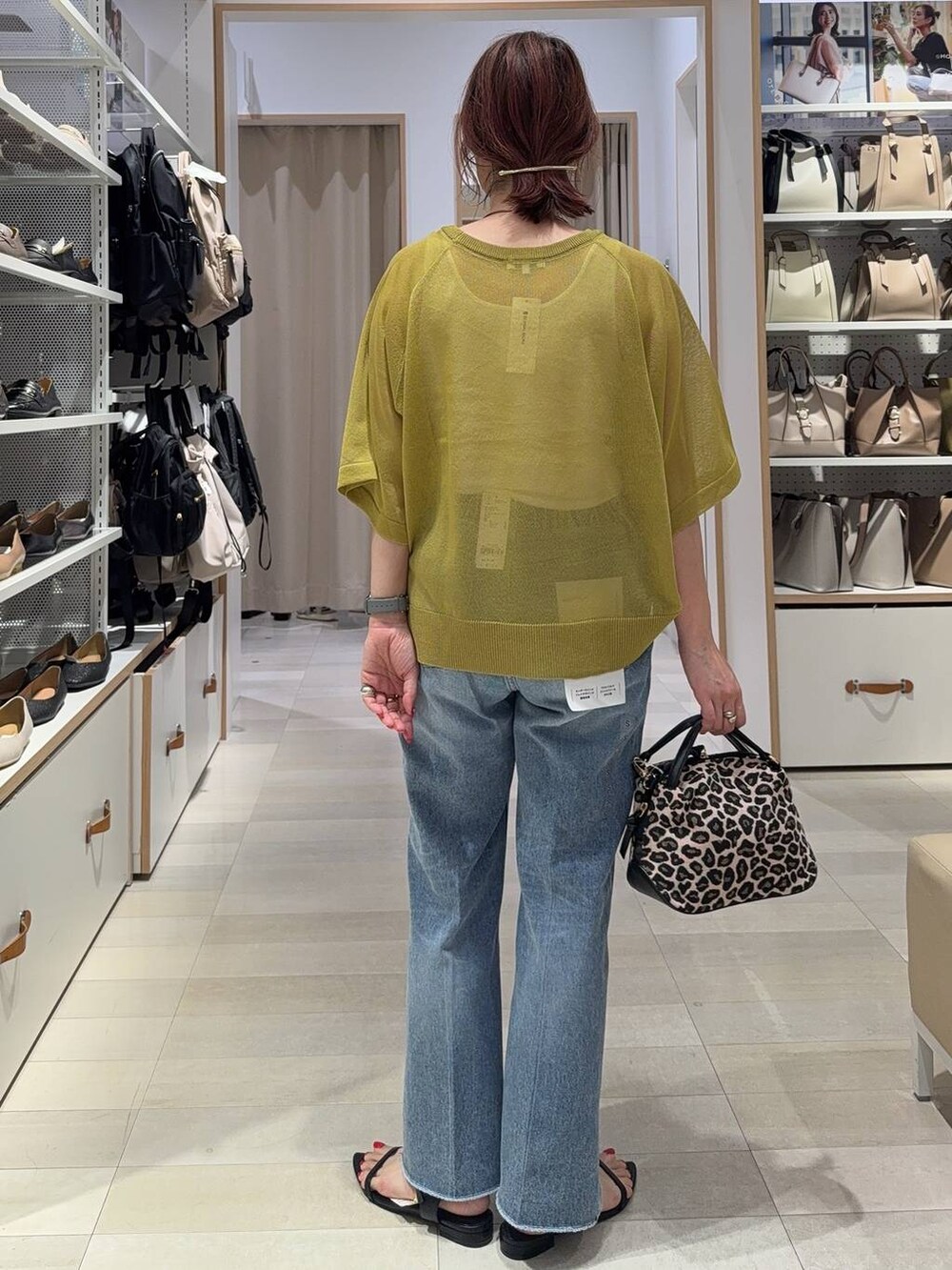 ホワイト系のショルダーバッグ、シルバー系のカーディガン/ボレロ、その他のTシャツ/カットソーを着用したレディースの夏コーディネートの6枚目の写真