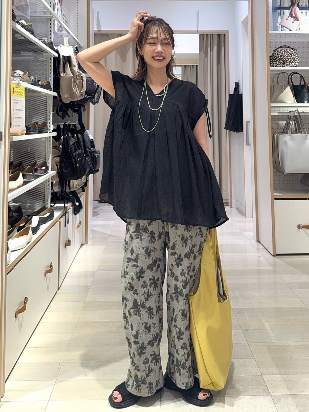 ブラック系のショルダーバッグ、ブラック系のサンダル、グレー系のその他パンツを着用したレディースの夏コーディネートの2枚目の写真