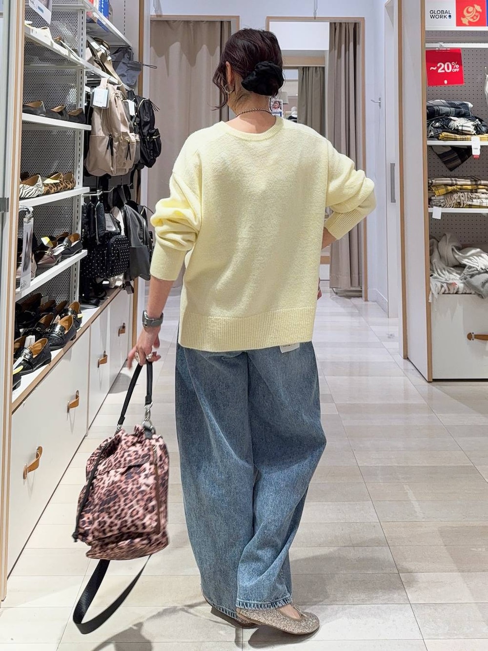 ゴールド系のバレエシューズ、ホワイト系のカーディガン/ボレロ、イエロー系のニット/セーターを着用したレディースの冬コーディネートの9枚目の写真