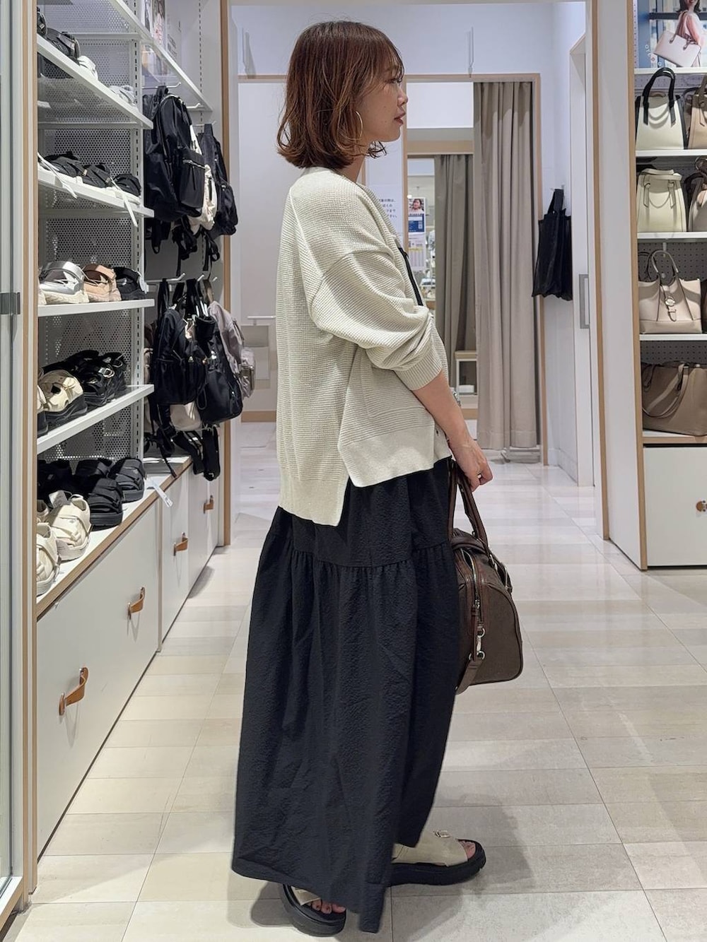「ママコーデ、体型カバー、カジュアル、GLOBAL WORK、きれいめ、ベーシック/シンプル、着痩せ・細見え」|「GLOBAL WORKのマルチWAYパールチャーム/251929(キーケース/キーアクセサリー、ブルー系)」を使った、せこ子さん(レディース・159cm)の春コーディネートの3枚目の写真