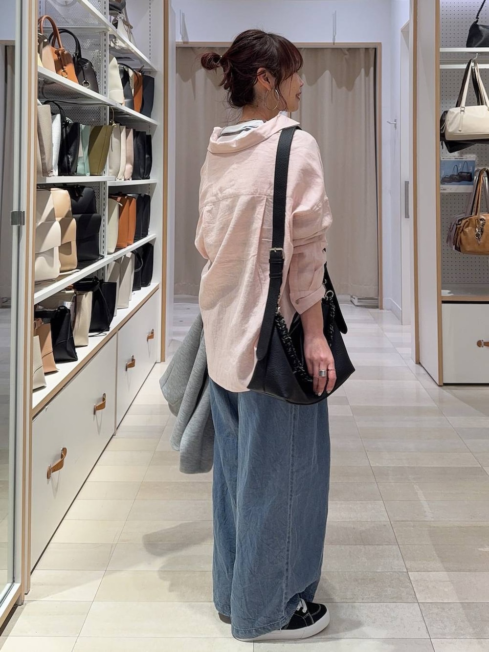 グレー系のブルゾン、ピンク系のシャツ/ブラウス、ブラウン系のボストンバッグを着用したレディースの春コーディネートの8枚目の写真