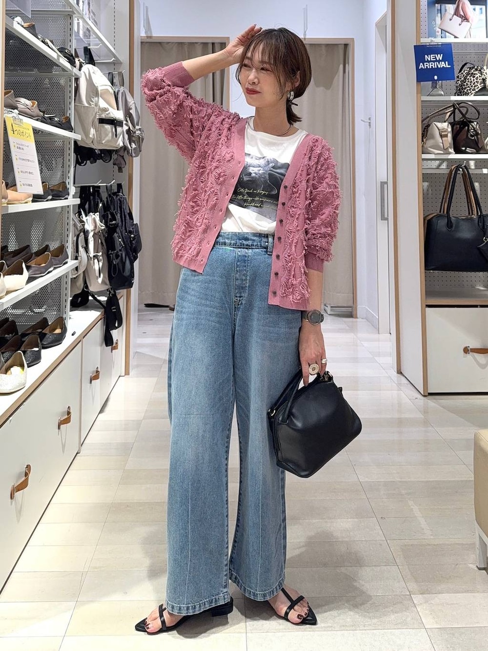 その他のショルダーバッグ、ブラック系のバレエシューズ、ピンク系のカーディガン/ボレロを着用したレディースの夏コーディネートの2枚目の写真