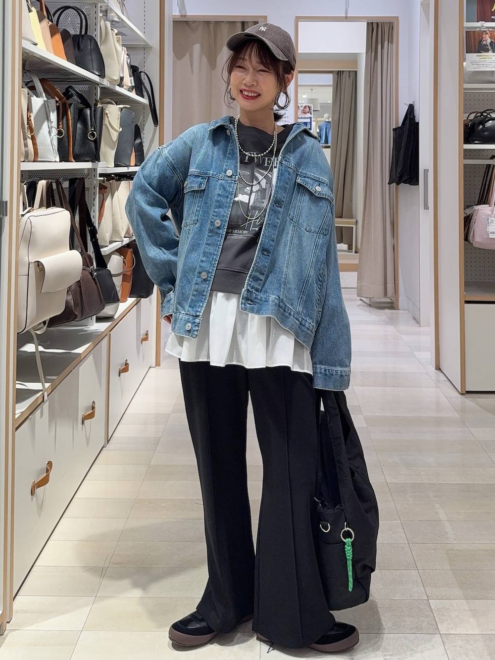 ブラック系のトートバッグ、ホワイト系のTシャツ/カットソー、ブラック系のスウェットを着用したレディースの春コーディネートの3枚目の写真