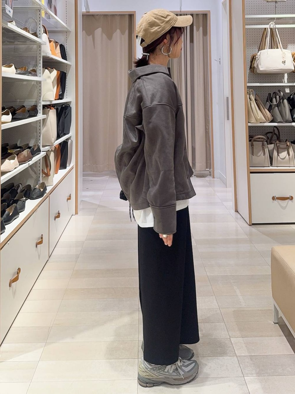 ホワイト系のTシャツ/カットソー、グレー系のニット/セーター、グレー系のテーラードジャケットを着用したレディースの冬コーディネートの3枚目の写真