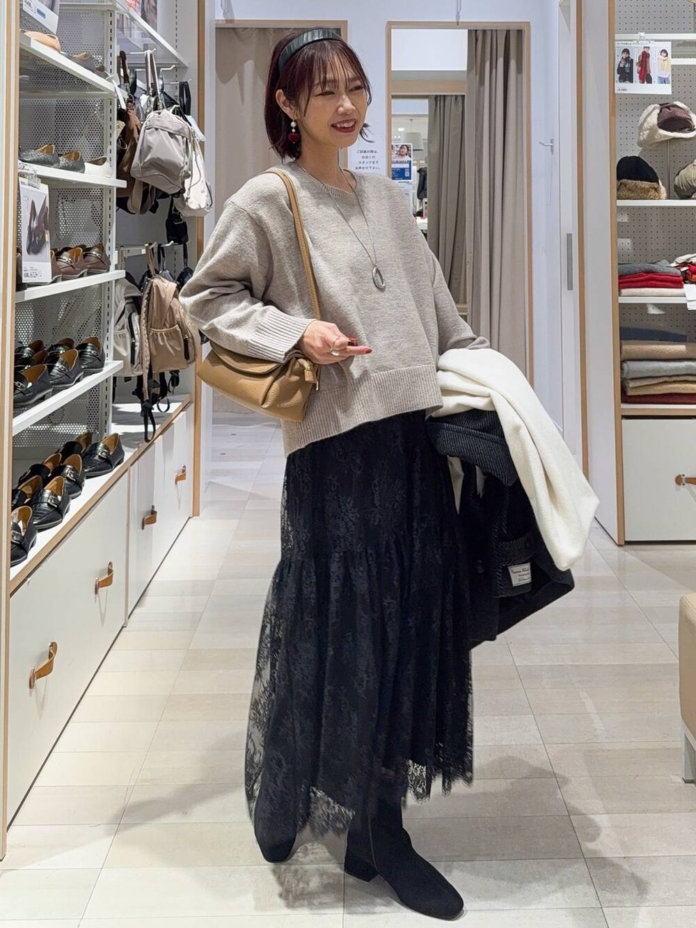 ベージュ系のブルゾン、ホワイト系のTシャツ/カットソー、イエロー系のワンピースを着用したレディースの秋コーディネートの3枚目の写真