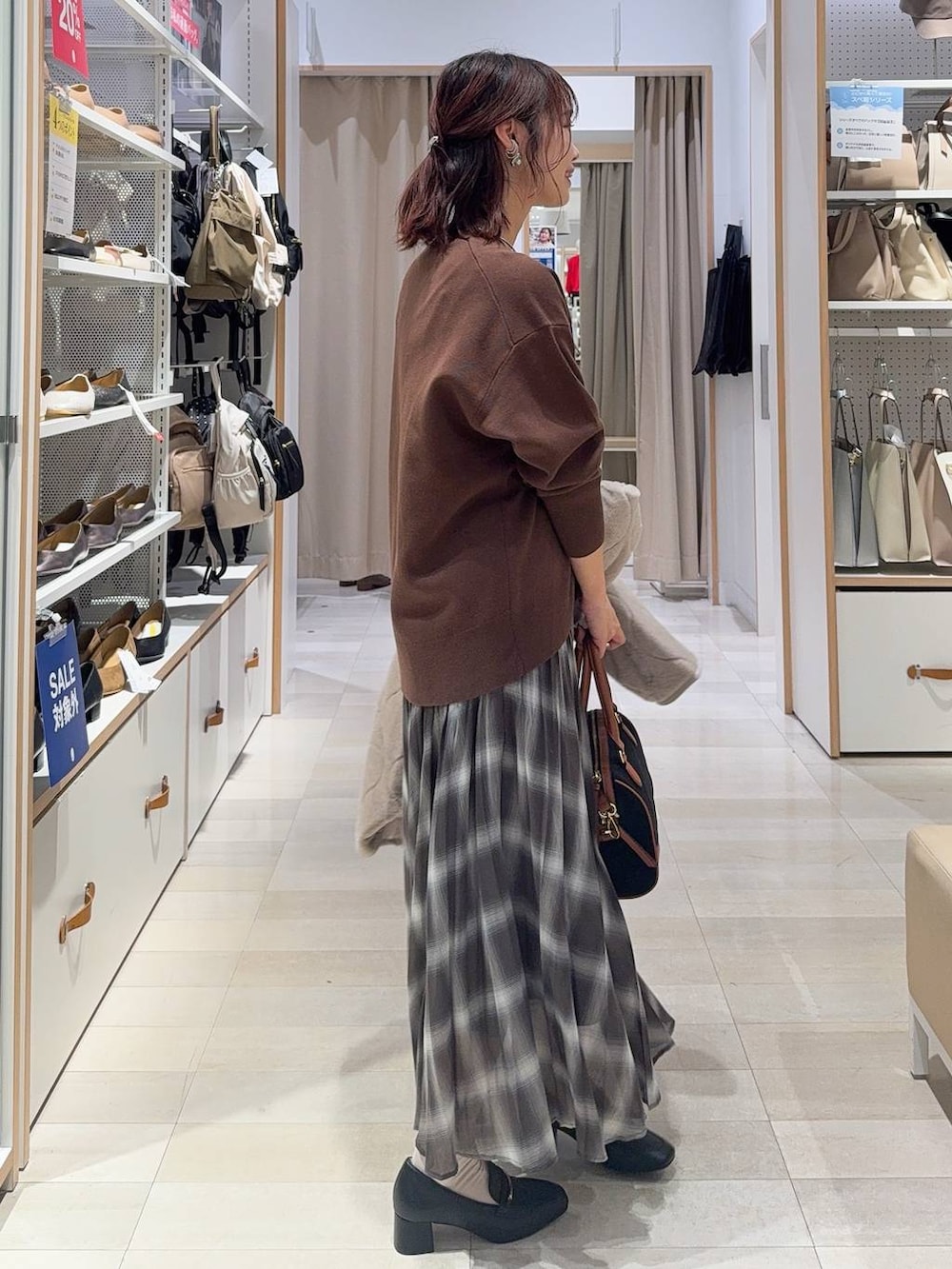 ブラック系のローファー、ベージュ系のブルゾン、ブラウン系のスウェットを着用したレディースの秋コーディネートの8枚目の写真